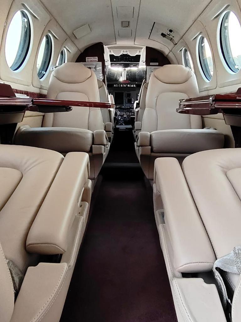 vt-kcm-King-air-b200-interior