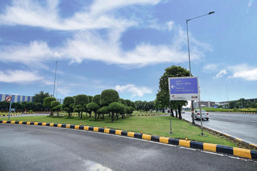 general-aviation-terminal-delhi-outside-road